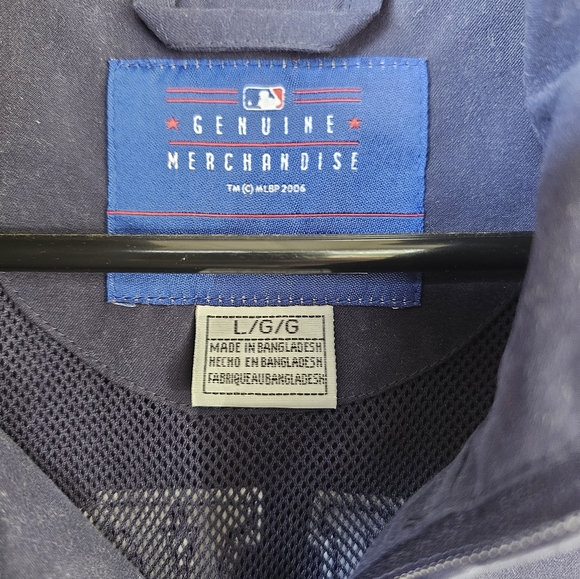 In excellent condition and hardly worn. Size Large. From MLB. From a smoke free - Picture 3 of 3